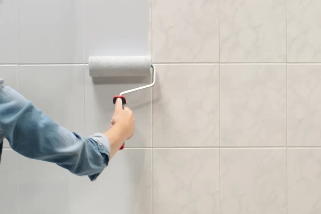 Jak pomalować płytki na ścianie w kuchni - uniknij najczęstszych błędów