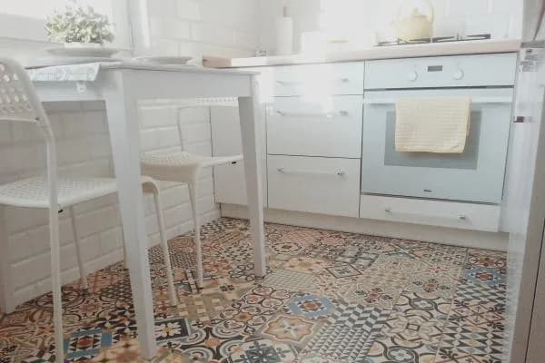 Co kłaść na podłogę w kuchni, by uniknąć problemów z wilgocią? Co kłaść na podłogę w kuchni, by uniknąć problemów z wilgocią?