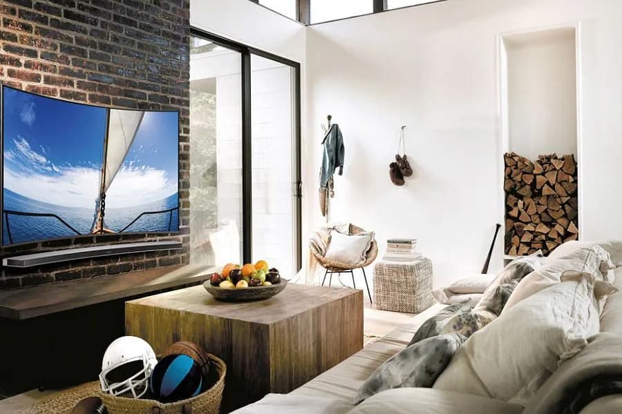 Jaki telewizor do salonu: wybierz idealny model dla jasnego wnętrza