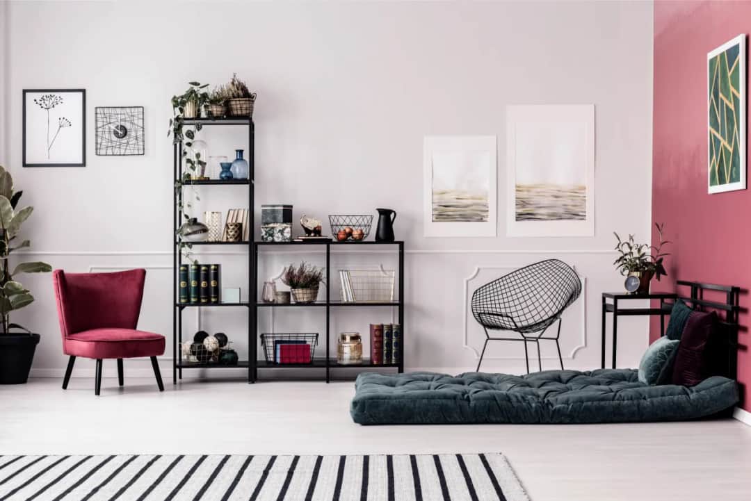 Co postawić na regale w salonie, aby stworzyć wyjątkową przestrzeń?