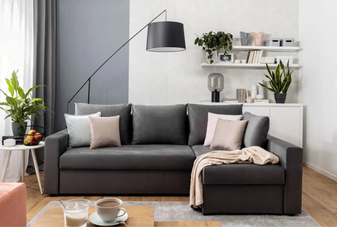 Jak urządzić pokój dzienny z sypialnią: praktyczne pomysły na małe przestrzenie