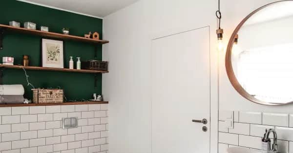 Jakie drzwi do łazienki wybrać, aby uniknąć kosztownych błędów?