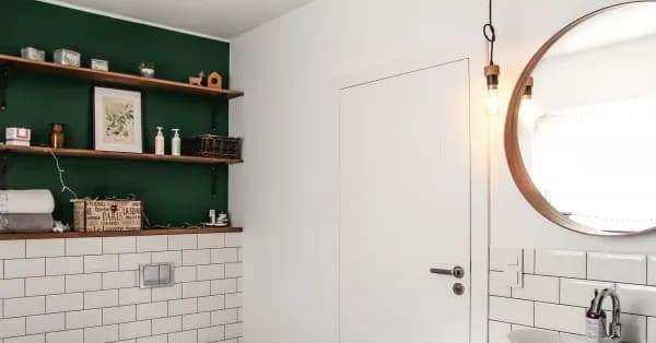 Jakie drzwi do łazienki wybrać, aby uniknąć kosztownych błędów?