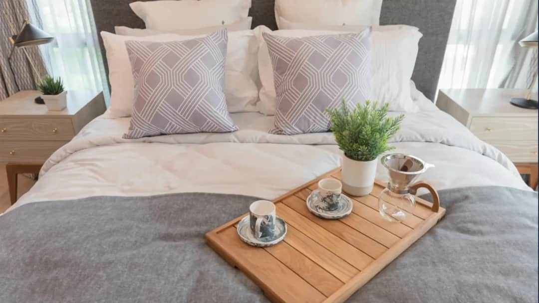 Jak pościelić łóżko w sypialni, aby uniknąć najczęstszych błędów