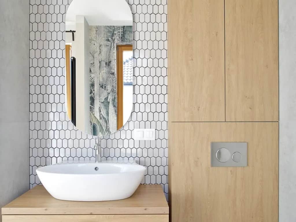 Jakie drewno do łazienki? Odkryj najlepsze gatunki odporne na wilgoć