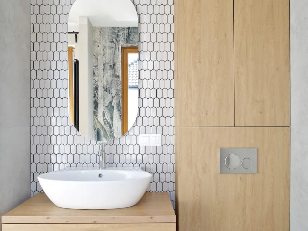 Jakie drewno do łazienki? Odkryj najlepsze gatunki odporne na wilgoć