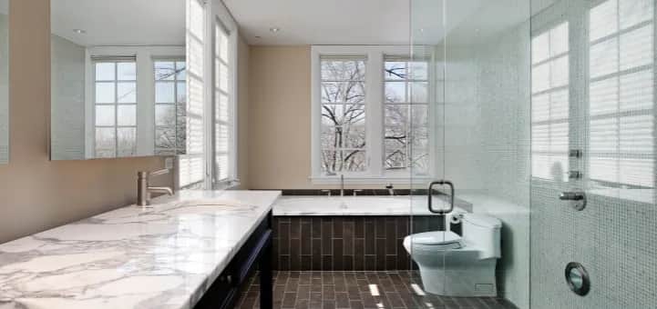 Jak zasłonić okno w łazience, by zapewnić prywatność i komfort