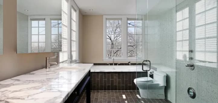 Jak zasłonić okno w łazience, by zapewnić prywatność i komfort