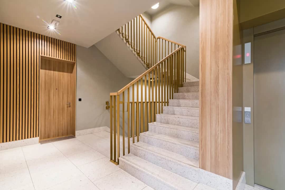 Co położyć na ściany w przedpokoju i klatki schodowej, by uniknąć zabrudzeń?