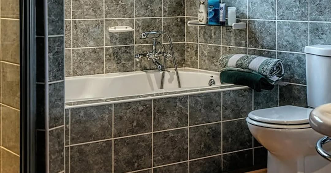 Czy warto malować płytki w łazience? Odkryj zalety i wady tej metody